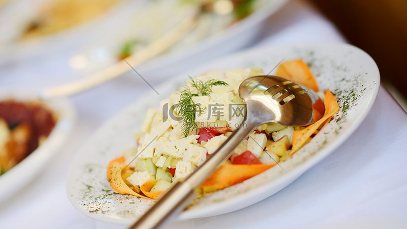 揭秘休闲食品批发：厂家直销定制贴牌的奥秘
